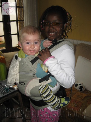 Eugénie fue portada por su madre biológica en paño africano y ahora ella disfruta lelvando a ratos a su hermano Bernat